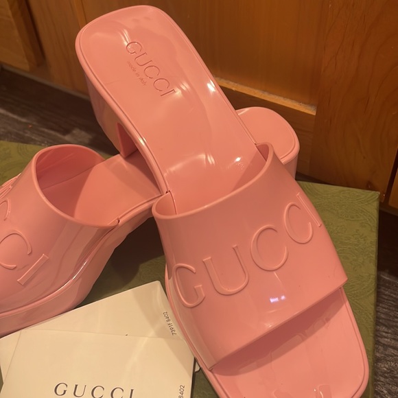 Gucci Rubber Logo Platform Slide Sandal - Picture 3 of 7